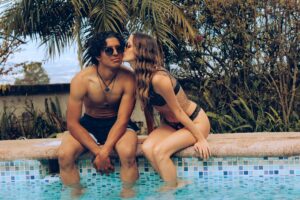 Ona trazi njega hot par